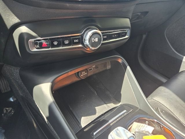 2023 Volvo XC40 Plus Bright Theme