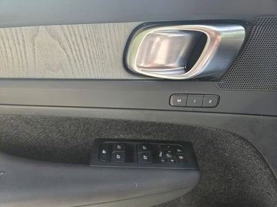 2023 Volvo XC40 Plus Bright Theme