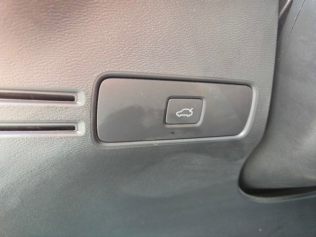 2023 Volvo XC40 Plus Bright Theme