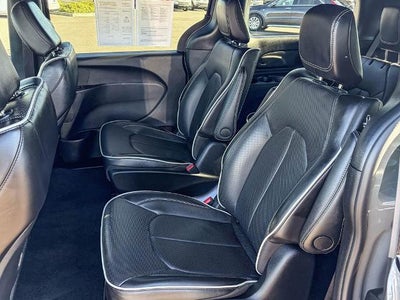 2025 Chrysler Pacifica Hybrid Premium S Appearance Pkg